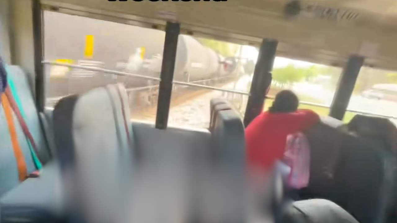Conductora de autobús escolar intenta ganarle el paso a un tren: estudiantes graban momentos de pánico