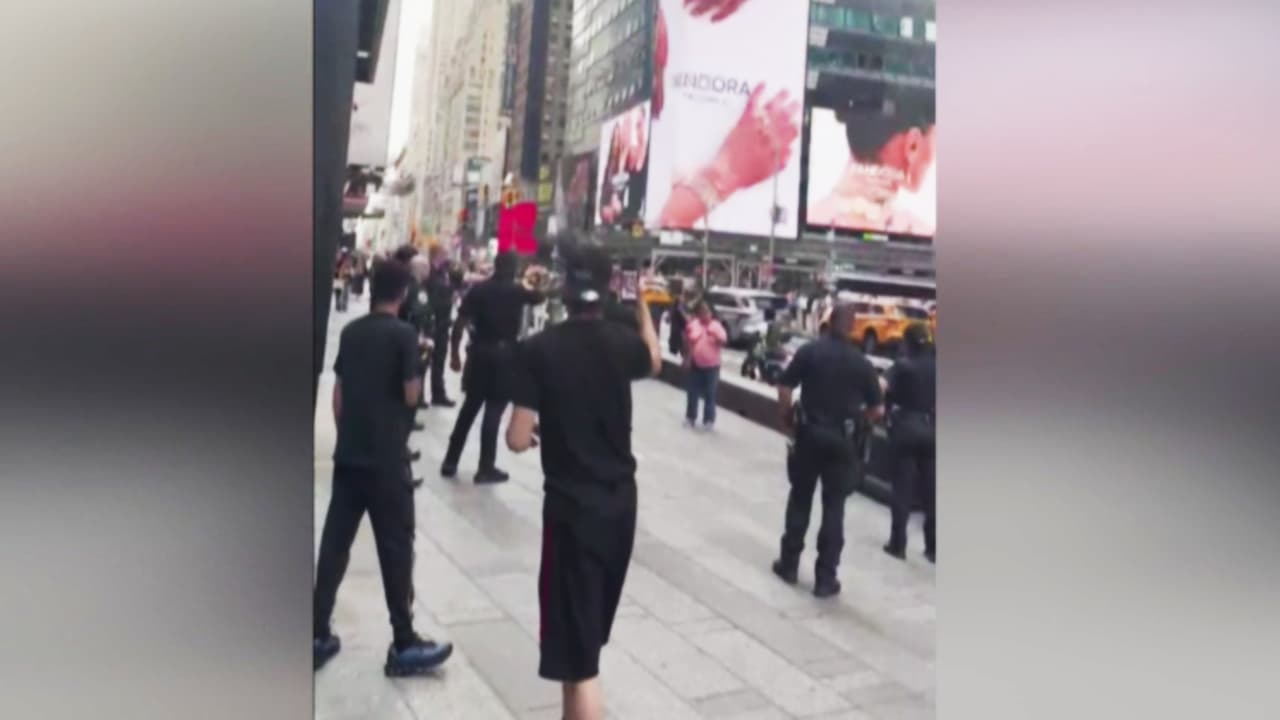 Una mujer apuñala a varias personas en Times Square y es baleada por la policía