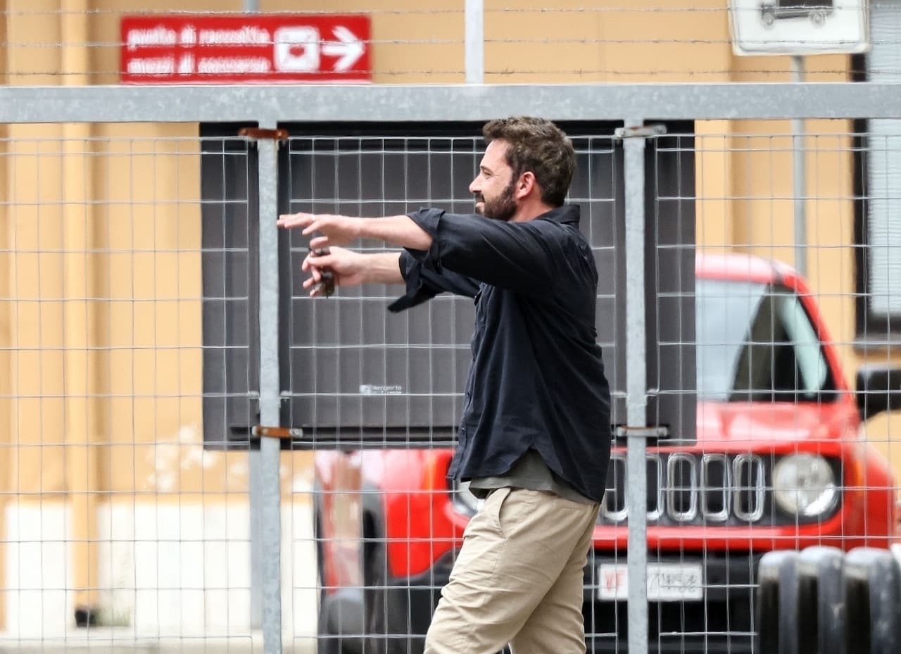 El histrión, de 50 años, se encontró con sus hijos, Violet, Seraphina y Samuel, y su exesposa, Jennifer Garner.
<br>