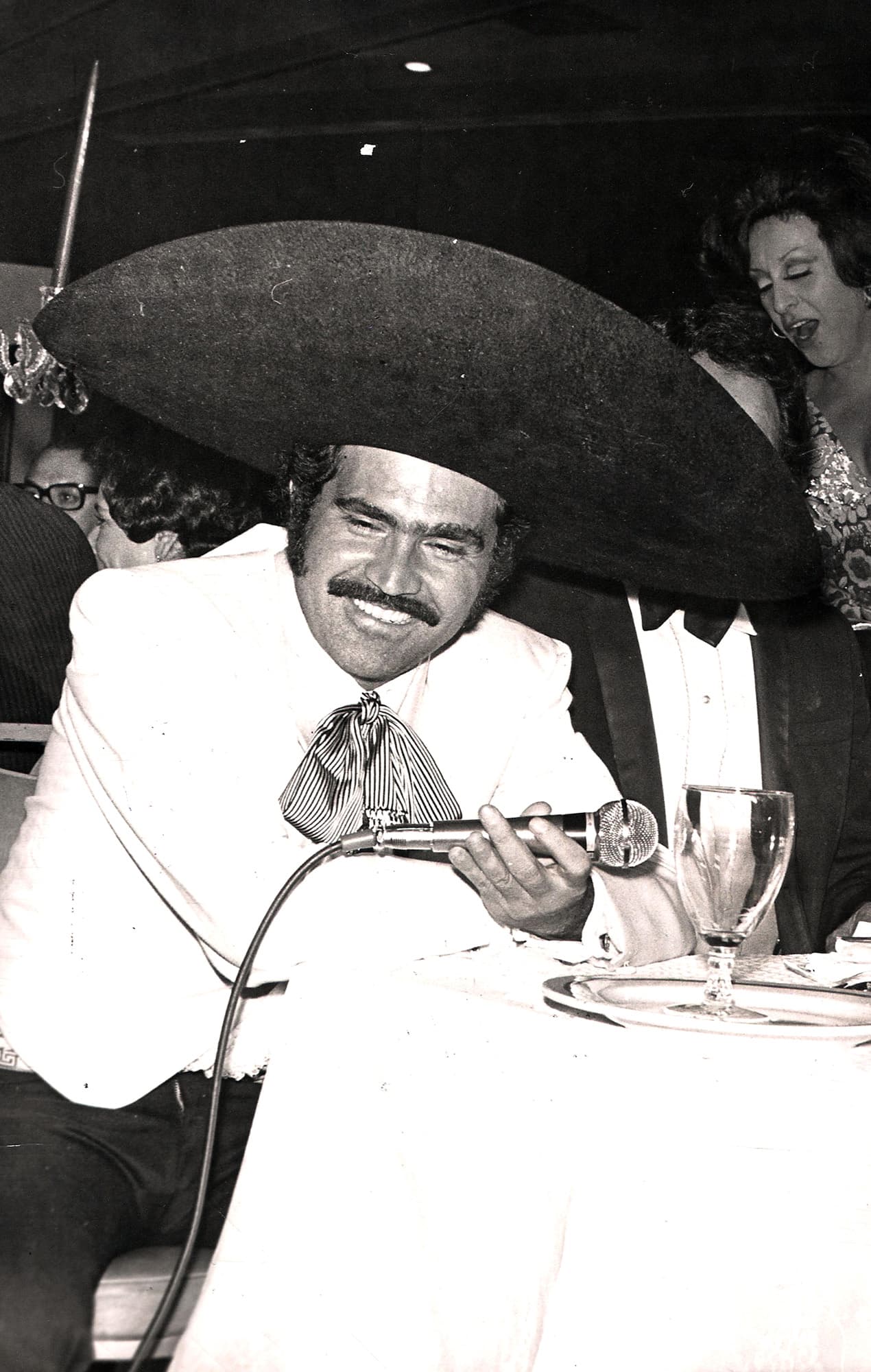 Vicente Fernández siempre supo que quería cantar. Por ello, desde los 14 años, comenzó a hacerlo en restaurantes y fiestas.