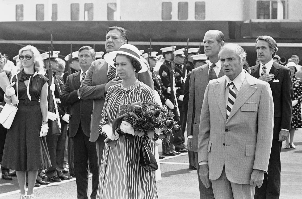 La 
<b>reina Isabel II </b>y el príncipe Felipe de pie con el alcalde de Filadelfia, Frank Rizzo, a la izquierda, y el gobernador de Pensilvania, Milton Shapp, a la derecha, durante la llegada de la reina a la ciudad.