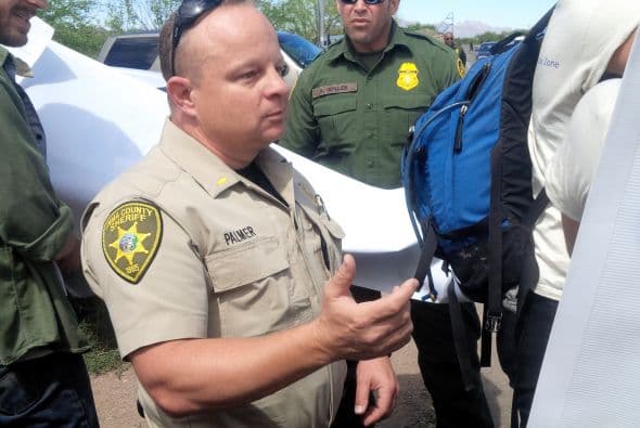 Residentes de la comunidad fronteriza de Arivaca protestaron para exigir el cierre de un retén de la Patrulla Fronteriza que ha estado en esa localidad por ocho años. Según ellos, esto ha incrementado la discriminación, violación de derechos constitucionales, y deterioración económica.