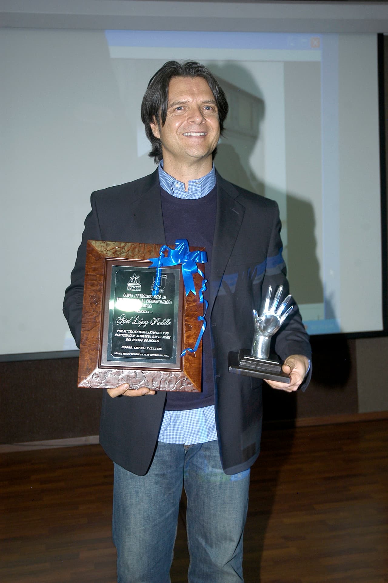 El actor terminó de grabar '
<b><a href="http://www.univision.com/series/rosario-tijeras">Rosario Tijeras</a>'</b>, pero aseguró para ese mismo diario que tiene proyectos para trabajar en cine, así como para trabajar en otros proyectos en Europa.