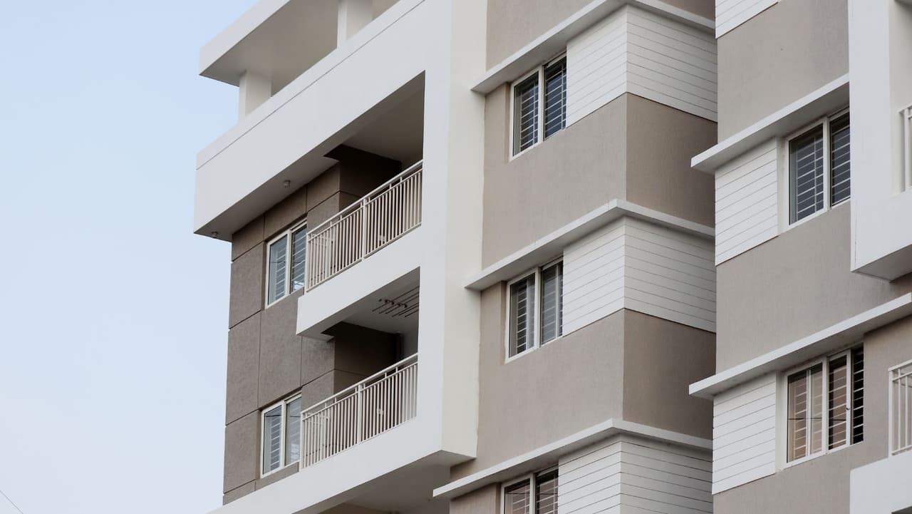 <b>Estás en una casa sin sótano o apartamento</b>: evita todas las ventanas. Vaya al piso más bajo, una pequeña habitación central como un baño o un armario, debajo de una escalera o un pasillo interior sin ventanas. Agáchate lo más cerca posible del suelo, boca abajo, y cúbrete la cabeza con las manos. Incluso en una habitación interior, es aconsejable cubrirse con un acolchado como un colchón o mantas para protegerse de la caída de escombros.