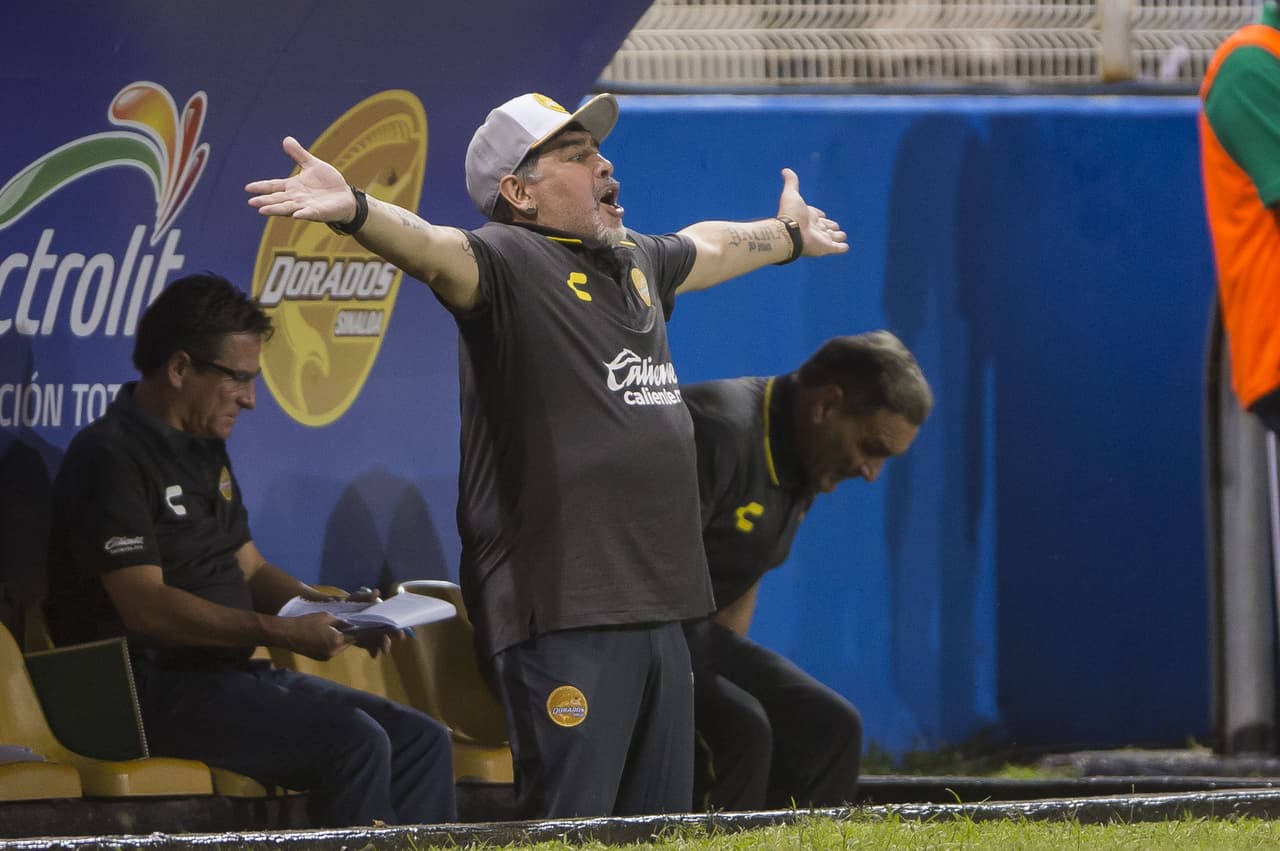 Diego Maradona fue el centro de la atención en su debut como técnico en México, en el triunfo de Dorados de Culiacán 4-1 contra Cafetaleros en el torneo de Ascenso MX.