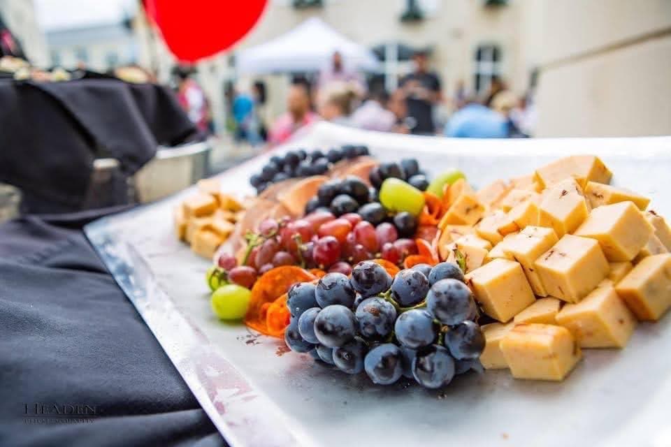 <b><a href="https://www.facebook.com/events/1039998570158131?acontext=%7B%22event_action_history%22%3A%5b%7B%22surface%22%3A%22page%22%7D%5d%7D">2022 NC Wine, Cheese & Chocolate Festival (30 de abril)</a></b>: Este quinto evento anual en Lafayette Village se hace más grande y mejor cada año. Prueba chocolates y quesos locales y regionales combinados con una variedad de vinos de todo el mundo. Siéntate, prueba y escucha música en vivo, compra a vendedores locales y llévate a casa una copa de vino de recuerdo al final del día.