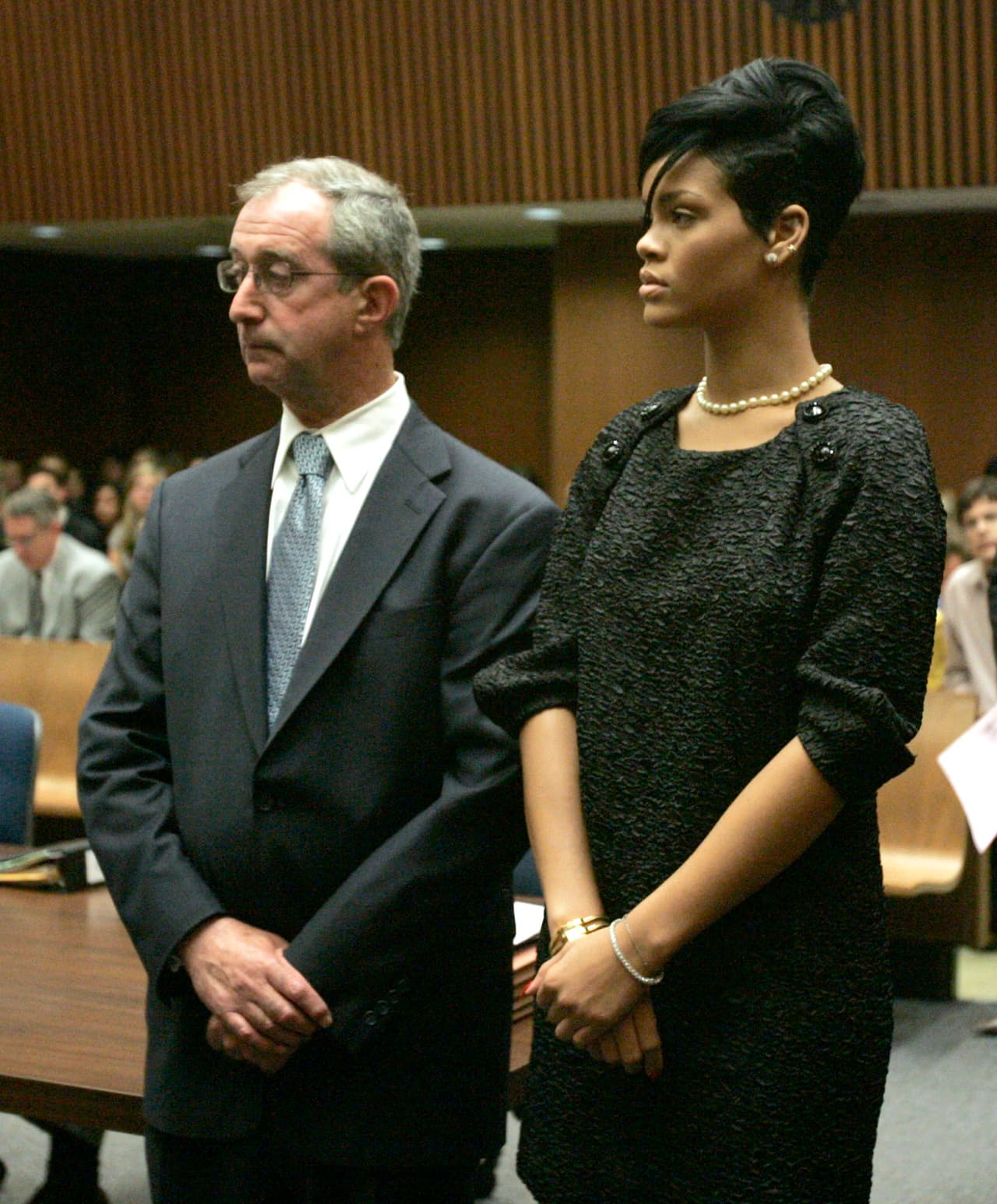 La joven no se quedó callada y lo acusó por los delitos de agresión y amenazas criminales. Durante el juicio, el juez detalló que Rihanna trató de pedir ayuda a su asistente y que el rapero la golpeó aún con más fuerza y que hasta le mordió los dedos y las orejas.