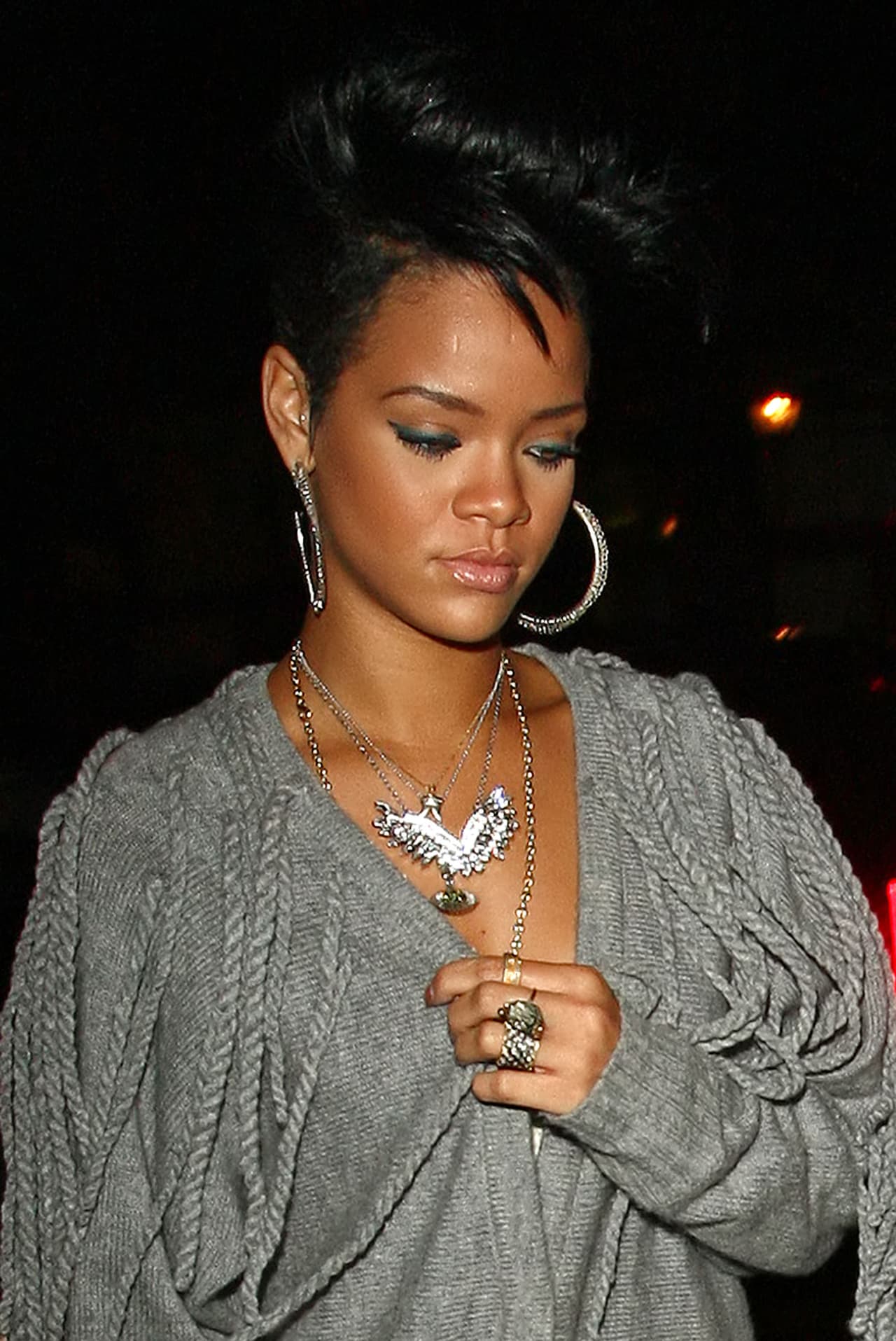 Horas después ella fue atendida en un hospital y en la red comenzó a circular una foto de como había quedado el rostro de la cantante: fracturas, moretones y rasguños.