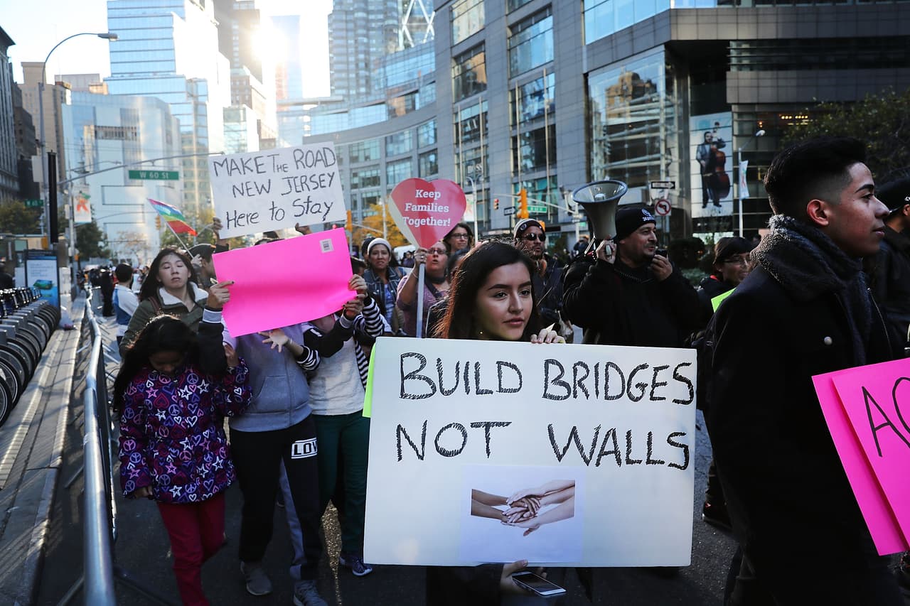 "Construye puentes, no muros".