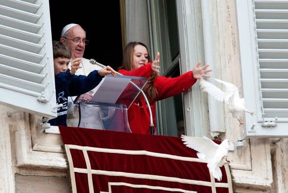Y hasta son incluidos en sus actividades. Como el pasado 26 de enero, estos chiquitines ayudaron al Papa a liberar a dos palomas en la Plaza de San Pedro.