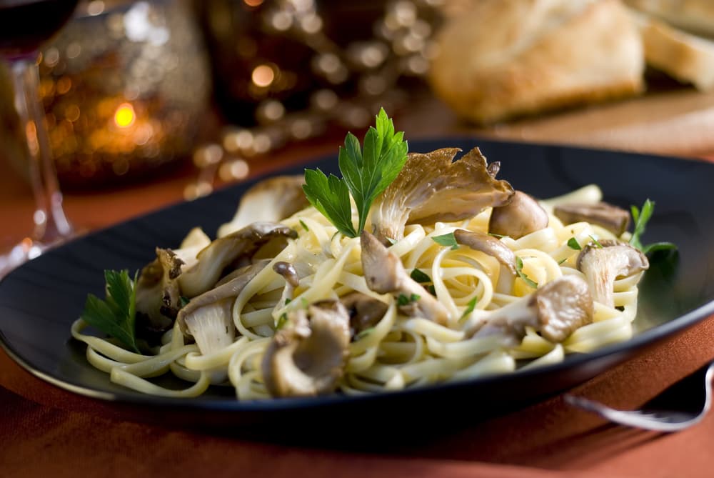 La pasta la debes preparar normal y aparte preparar una mezcla que lleva los chipotles, la crema y el toque del tequila. Cuando tengas eso debes saltear los champiñones con ajo, después agrega la mezcla y al final la pasta. Sírvela caliente, puedes agregar un poco de queso parmesano al final. Te encantará.