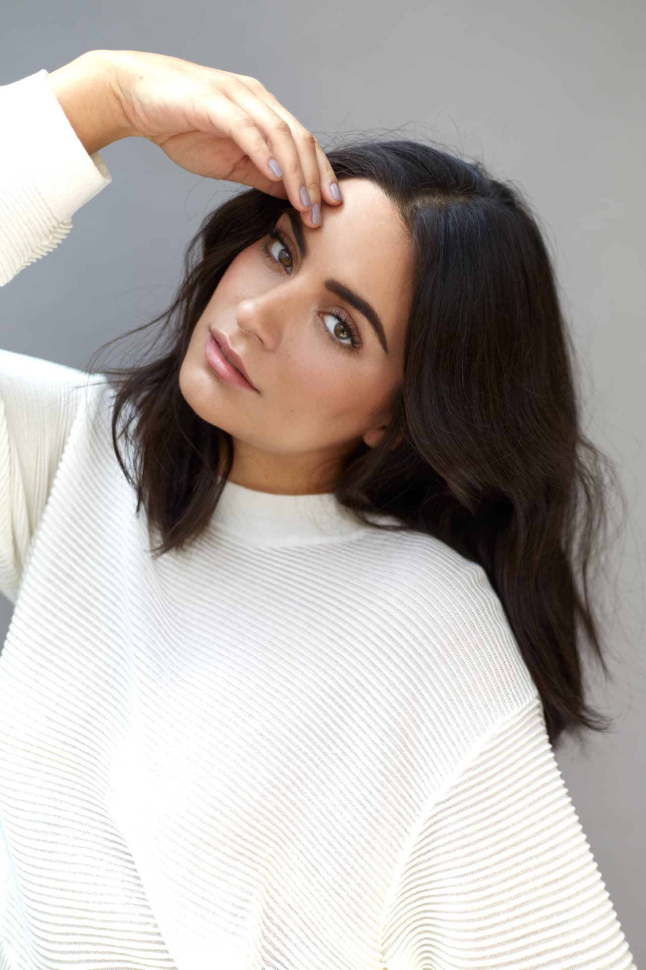 Ana Brenda Contreras es conocida por dar vida a grandes personajes de las telenovelas, pero en esta ocasión guiará a las estrellas participantes junto a Rafael Araneda en la competencia. Para la actriz mexicana este es un nuevo reto en el que espera divertirse y conquistar a los latinos en su faceta en la conducción.