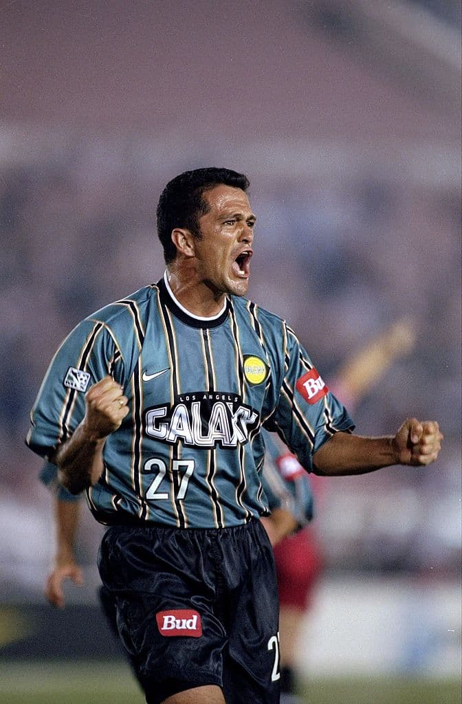 Carlos Hermosillo, número 27.