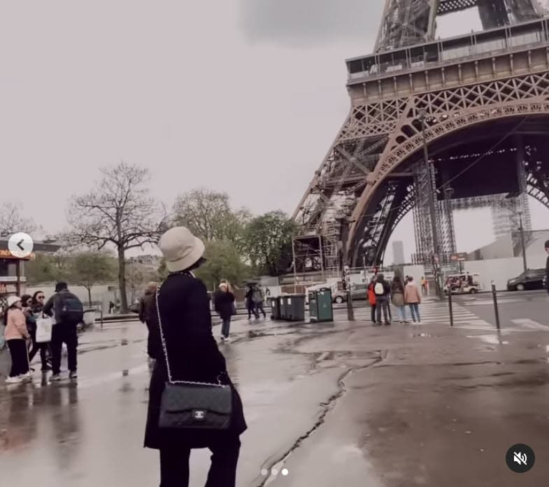 Se trata de uno de los sitios privilegiados de la capital francesa, pues tiene vista hacia la Torre Eiffel y tiene como vecino al Théâtre des Champs Élysées, según los datos de su página de Internet. 
<br>