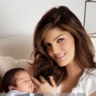 Desde siempre la cantante mexicana, Ana Bárbara, ha mostrado un profundo amor maternal hacia sus cinco hijos.