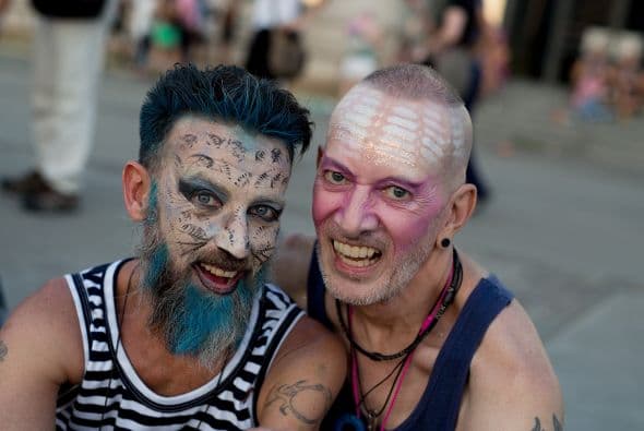 En Barcelona, un par de jóvenes pintaron su rostro y posan para la fotografía.