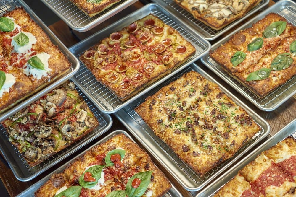 <b>Emmy Squared Pizza - Glenwood Park </b>
<br>Dirección: 475 Bill Kennedy Way SE Atlanta, GA 30316
<br>Teléfono: (470) 610-0100
<br>Sitio web: 
<a href="https://www.emmysquaredpizza.com/">https://www.emmysquaredpizza.com/</a> 
<br>
<b><a href="https://www.yelp.com/map/emmy-squared-pizza-glenwood-park-atlanta-2">Cómo llegar</a></b>
<br>
<br>Aseguran que “sirven pizzas al estilo de Detroit y una galardonada hamburguesa”, también tienen un “bar de servicio completo, cerveza local y vino”.