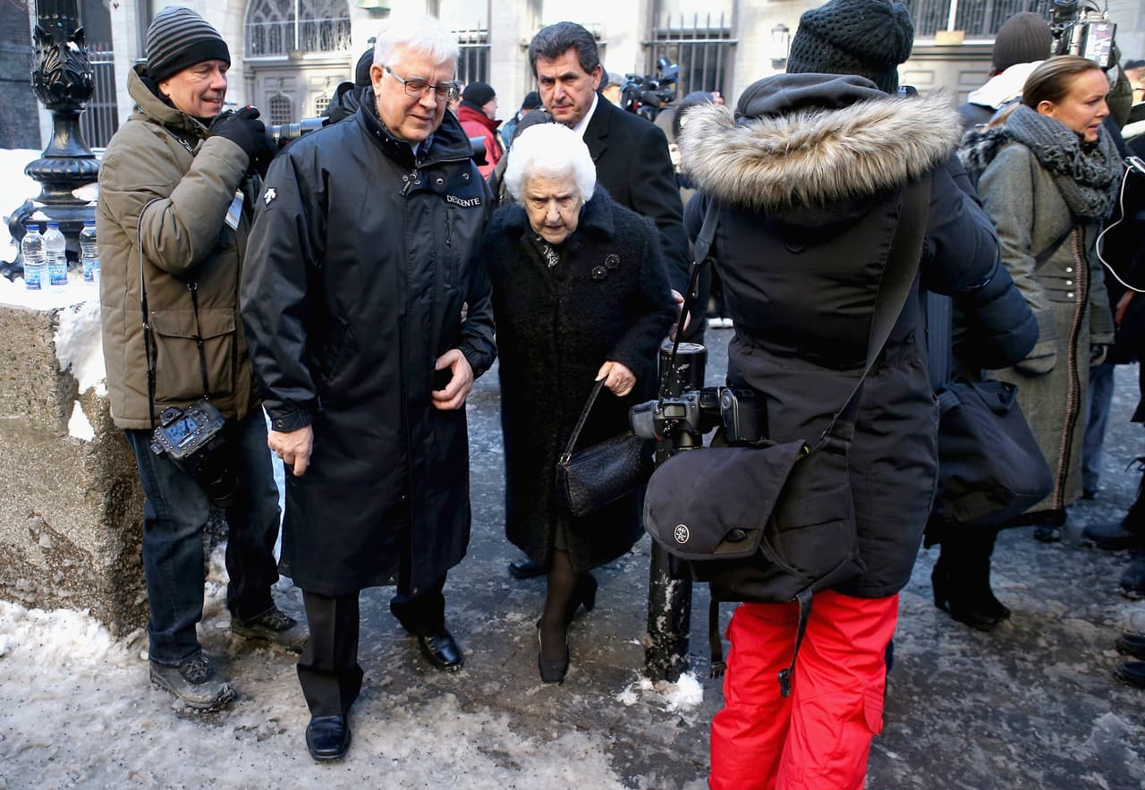 La señora de 88 años acudió acompañada del hermano de René, André.