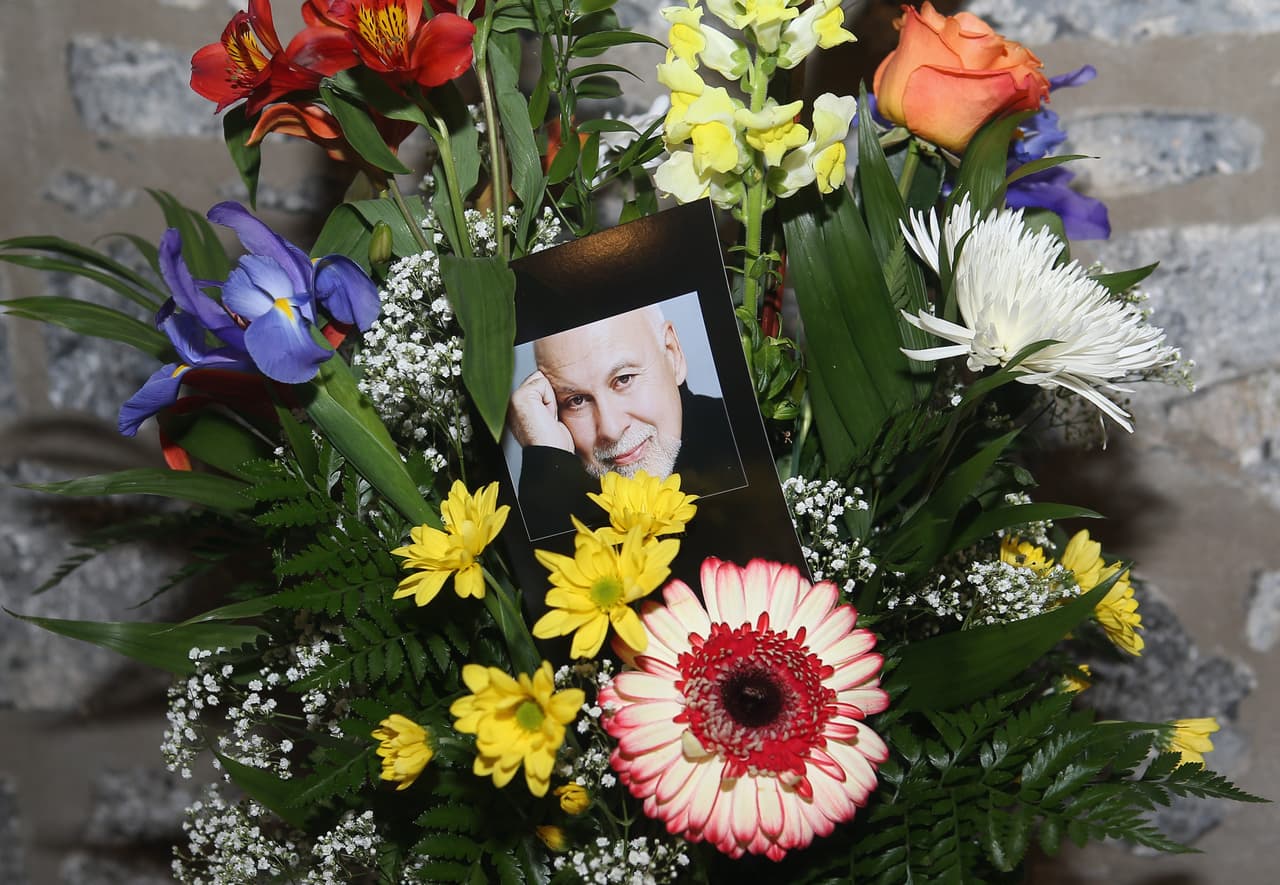 Flores, cartas y veladoras fueron algunas de las muestras de afecto que los asistentes llevaron al lugar en el que se encontraba el cuerpo del manager de la cantante.