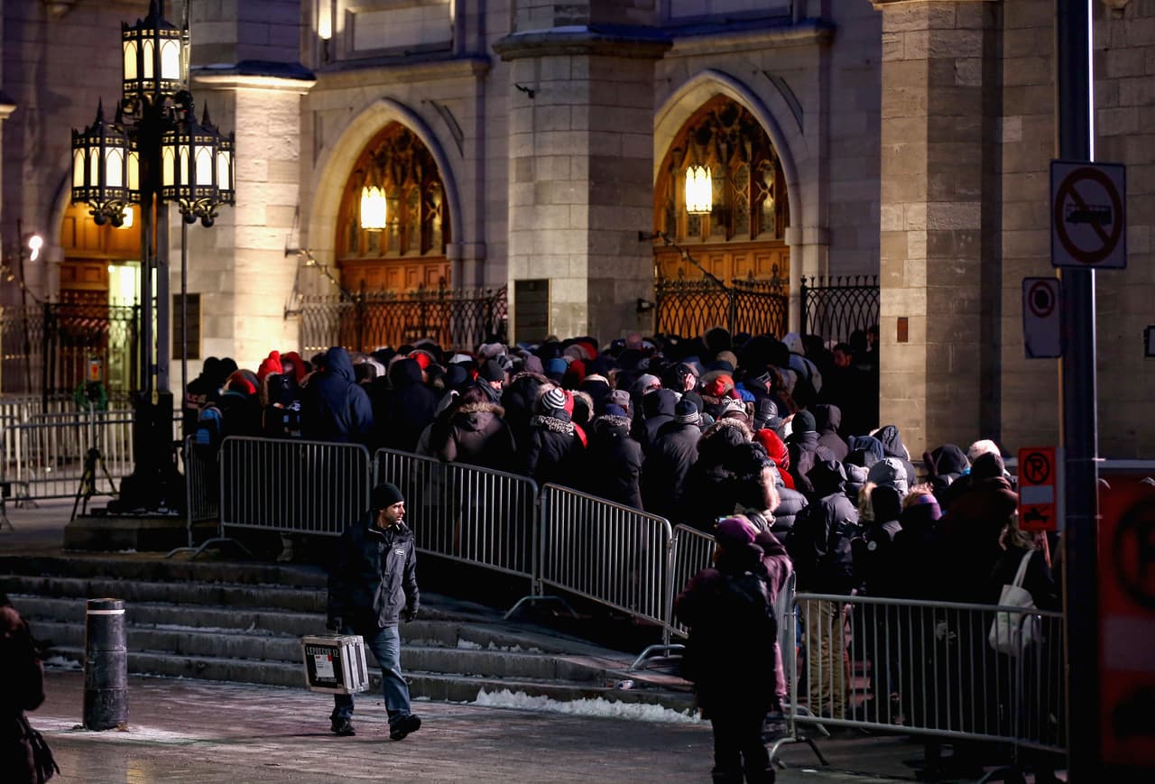 Él se convirtió en un ícono para la ciudad, es por eso que cientos de residentes acudieron para apoyar a la cantante en el terrible momento por el que pasa.