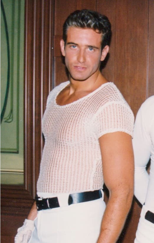 Recordemos que en el pasado, todavía sin barba y menos músculo, Gabriel saltó a la fama cantando con el grupo Kairo.