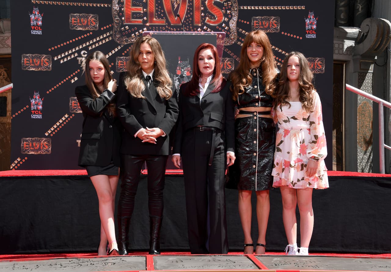 La propiedad, que está dentro de un fideicomiso, será 
<b><a href="https://www.univision.com/famosos/lisa-marie-presley-hija-elvis-presley-esposos-hijos" target="_blank">heredada a las tres hijas de Lisa Marie Presley</a></b>: Riley (33 años), Harper y Finley (14), según confirmó un representante de Graceland al portal de la revista People este lunes 16 de enero.