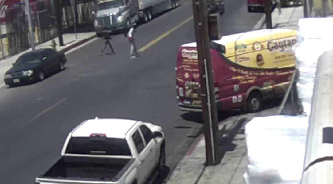 Un 
<a href="https://www.univision.com/local/los-angeles-kmex/captan-en-video-el-ataque-a-un-vendedor-de-helados-en-el-centro-de-los-angeles-video">video de vigilancia </a>publicado por el Departamento de Policía de Los Ángeles, muestra el momento en el que una pareja de sospechosos, descritos como afroamericanos, se baja de un carro Toyota Avalon y se dirigen hacia un vendedor ambulante que empujaba su carrito por el andén de la calle.