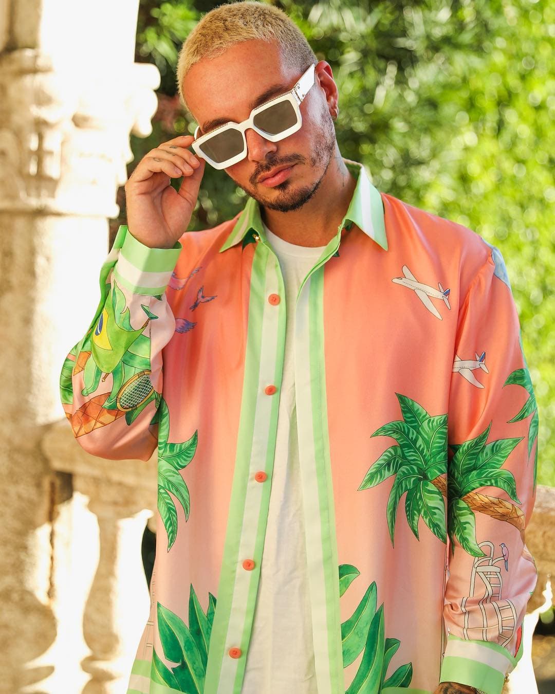 Tiene varios en color blanco, como estos, que le quedan tan bien con su atuendo tropical.