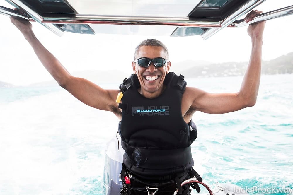 El empresario ofreció a Obama aprender a 'kite surfing' dado que él también estaba dispuesto a comenzar a hacer 'foilboard surfing', otro estilo de 'kite surfing'. Al final, los dos aceptaron una "competición amistosa".