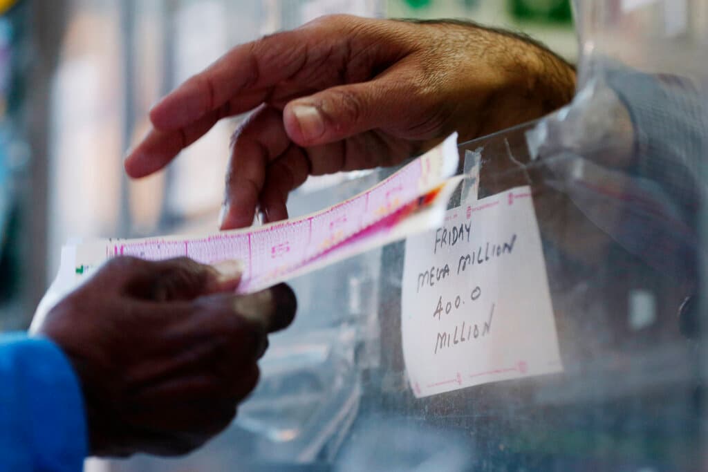 <h3 class="cms-H3-H3"><b>William Post</b></h3>
<br>
<br>Murió en 2006 sin dinero, a pesar de haber ganado $16.2 millones en la Lotería de Pennsylvania en 1988. Apenas un año después de su suerte, ya tenía una deuda de $1 millón. 
<br> 
<br>Su exnovia lo demandó para hacerse con una parte de sus ganancias y, según los informes, su hermano contrató a un asesino a sueldo para matarlo, según Forbes. En su momento con más riqueza compró casas, botes, autos y un avión bimotor aunque no tenía licencia para volar.