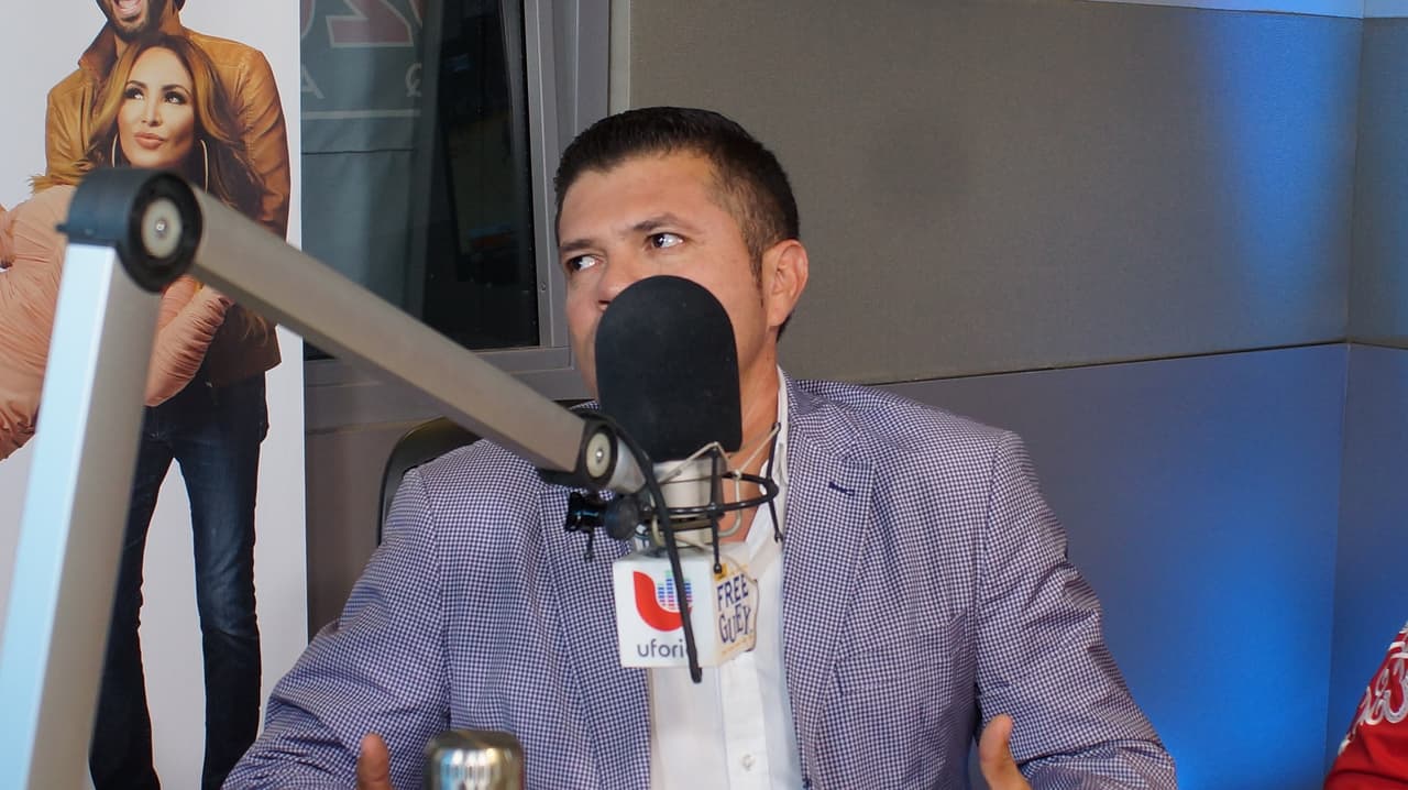 🎶 "¡Qué milagro chaparrito, ya tenía que no nos vemos!" 🎶 Así recibieron a Jorge Medina los locutores del Free-guey show.