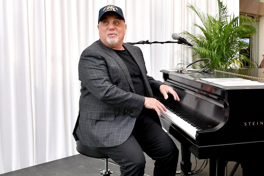 Billy Joel: no cree en ninguna religión y hasta contó su experiencia al acompañar a su esposa en una ceremonia católica. No le gustó para nada y prefiere seguir siendo ateo.