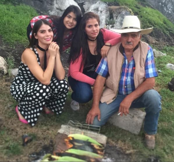 Ana Bárbara no contaba con la astucia de su padre don Antero, pues al igual que lo hizo con ella, enseñó a Esmeralda Ugalde (vestida de lunares) a cantar y a montar a caballo.