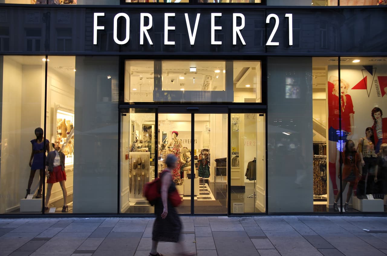 <b>Forever 21. </b>Esta compañía se declaró en bancarrota en septiembre de 2019 y tenía planes de cerrar unas 100 tiendas para salvar el resto del negocio. 
<br>
<br>En febrero de 2020 llegó a un acuerdo con un grupo de inversores que compraría la mayoría de sus activos, pero exactamente un mes después, mientras aún decidía qué tiendas liquidar, fueron cerradas temporalmente todos sus locales por la pandemia.