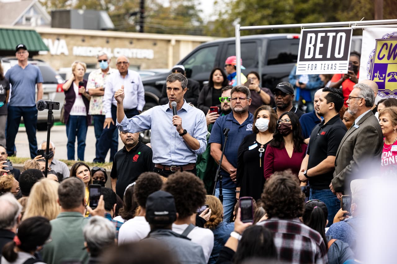 O’Rourke atrajó una gran multitud en la que seguidores y residentes de San Antonio escucharon las propuestas del candidato originario de El Paso, Texas.