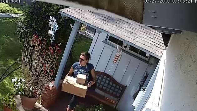 Una mujer fue filmada llevándose varios paquetes de una residencia en el Valle de San Gabriel, California, y fue arrestada bajo cargos de robo en mayo pasado.
