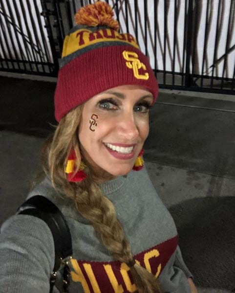 "Y en la noche siempre baja la temperatura en Los Ángeles. Lista para el juego USC contra Colorado", publicó en Instagram.