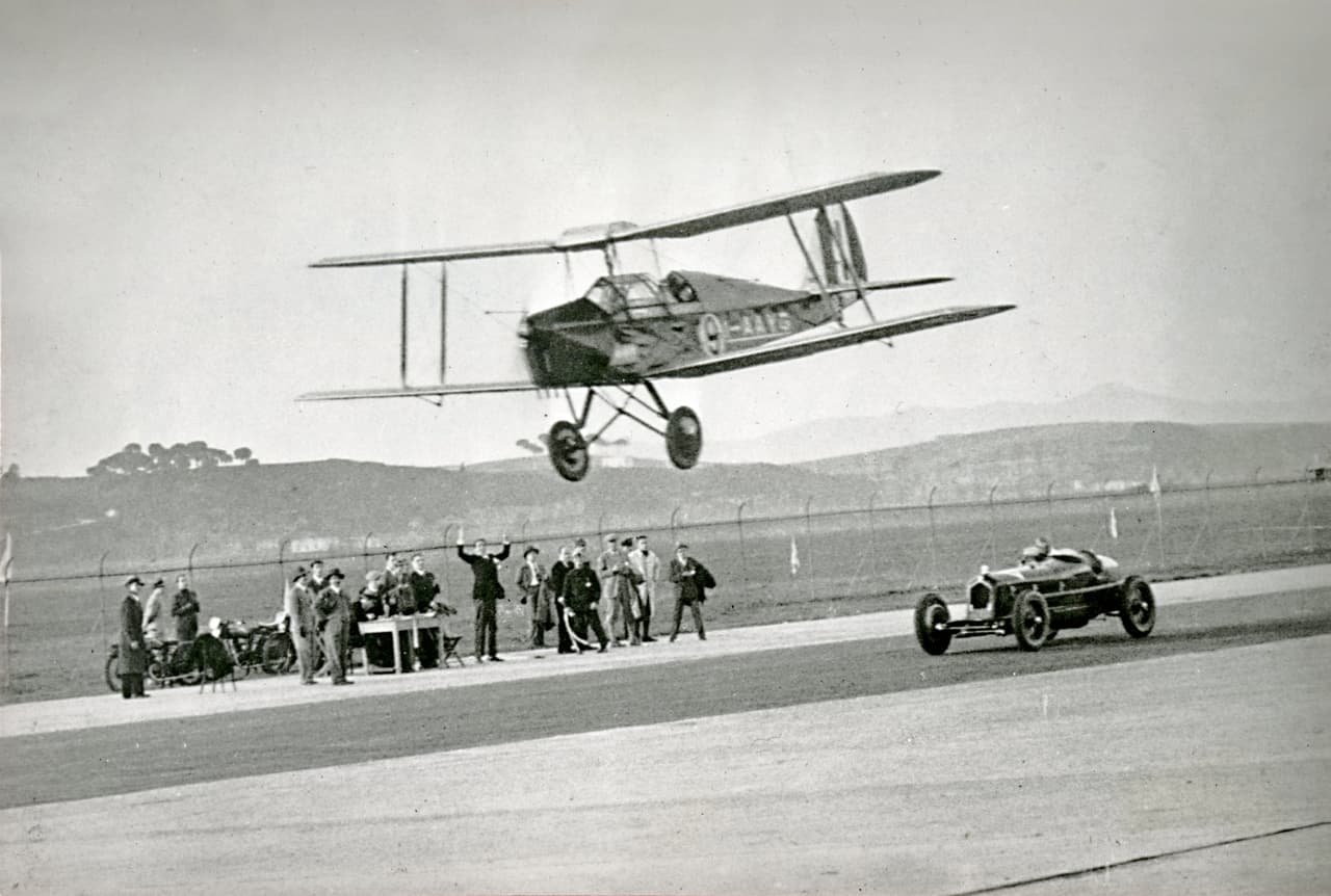 En esta imagen podemos apreciar que las carreras entre aviones y carros no son ideas recientes como forma de publicidad o promoción. Aquí vemos un Alfa Romeo 8C 2300 Monza de 1930 junto a un avión de la época.