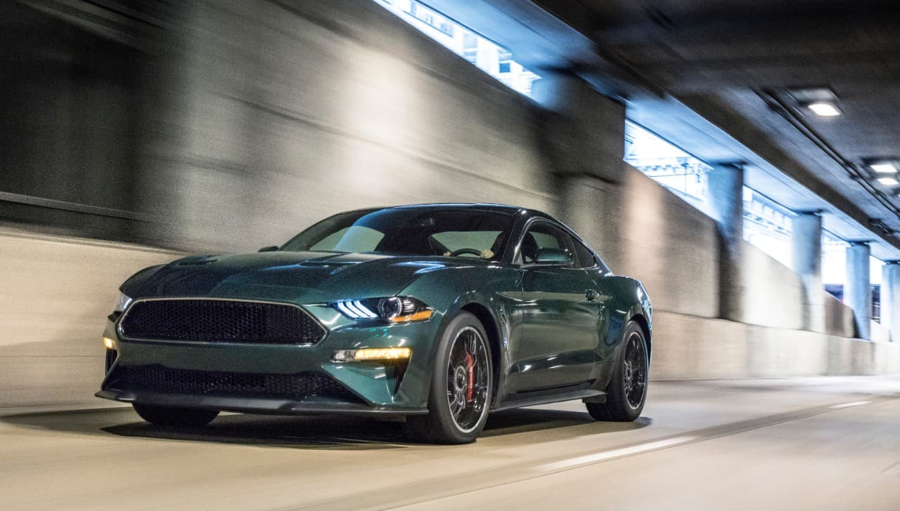 La 
<b>sexta y actual generación del Ford Mustang</b> llegó en 2014, just para celebrar los primeros 50 años del modelo. Hoy el Mustang es un sifisticado coupe deportivo de alta tecnología que finalmente utiliza la suspensión trasera independiente que Ford le había negado por medio siglo. Un acertado rediseño en 2018 mantiene al modelo fresco pero con sus excelentes dinámicas de manejo las que le han ganado el titulo del coupé deportivo 
<b>más vendido del mundo</b>, con ventas en 146 mercados distintos y con un tercio de su producción vendida fuera de Estados Unidos,