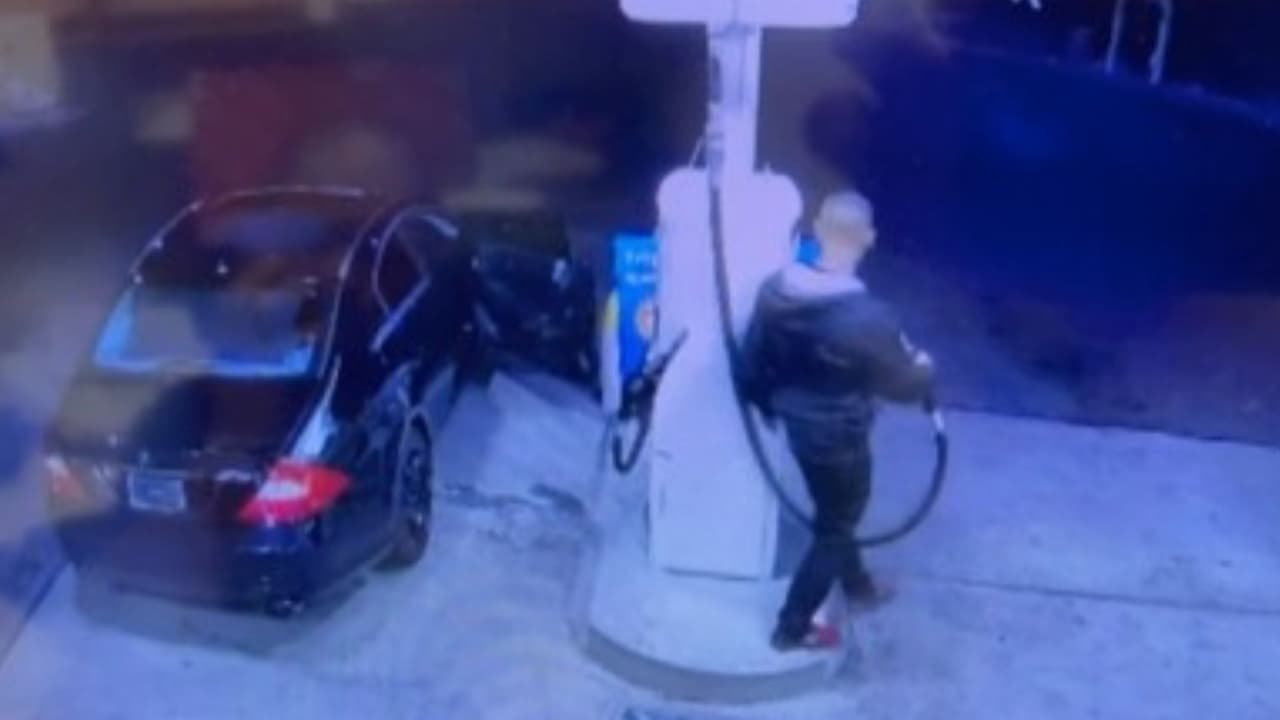 El sujeto toma la boquilla de la bomba y la intercambia para colocarla en el dispensado del otro lado de la isla.