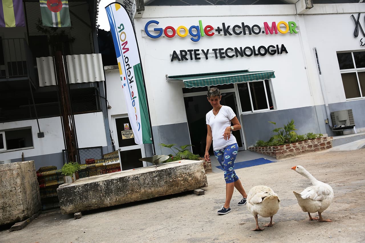 El mismo mes que el presidente Obama visitó la isla, el artista Cubano Alexis Leiva Machado conocido como Kcho y la empresa estadounidense Google se unieron para convertir el estudio del artista en La Habana en un pequeño centro de telecomunicaciones temporal, con computadoras y señal WiFi limitada.
