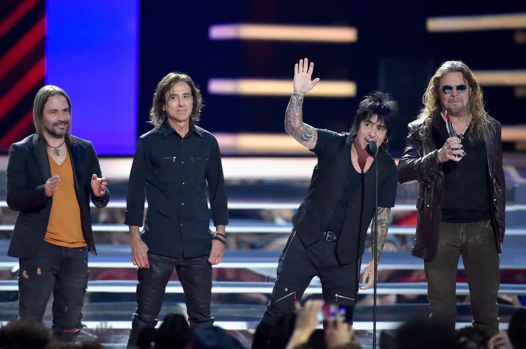 En septiembre del 1995, Maná creó la Fundación Ecológica Selva Negra, para ayudar en la conservación y rescate del medio ambiente con desarrollo social a través de la educación.