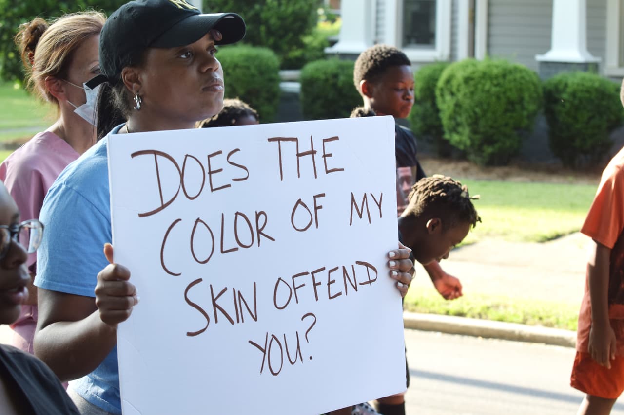 ¿El color de mi piel te ofende?, decía la pancarta de una residente de Carolina del Norte.