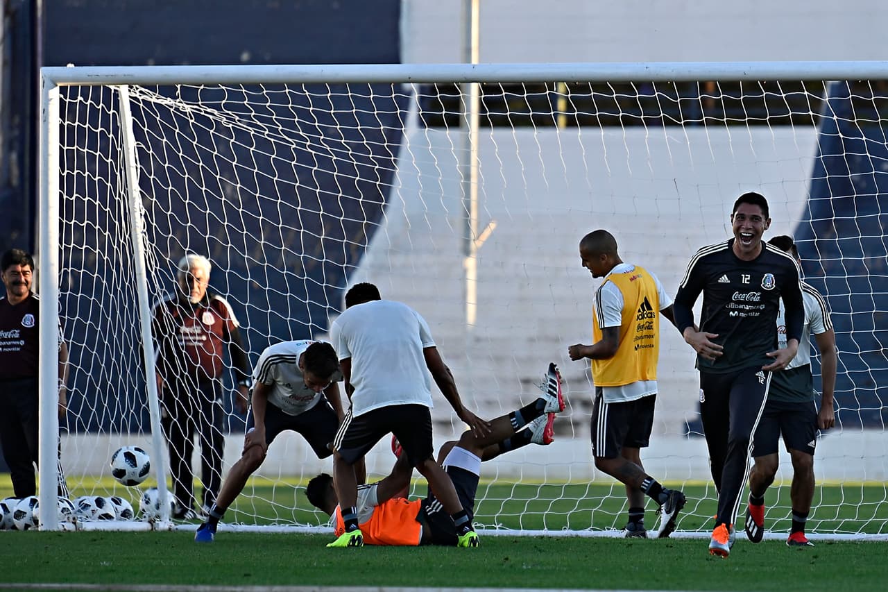 Mientras caía la tarde en la región centro norte de Argentina, los integrantes del Tricolor llevaban a cabo su práctica aunque también era evidente la diversión en el campo.