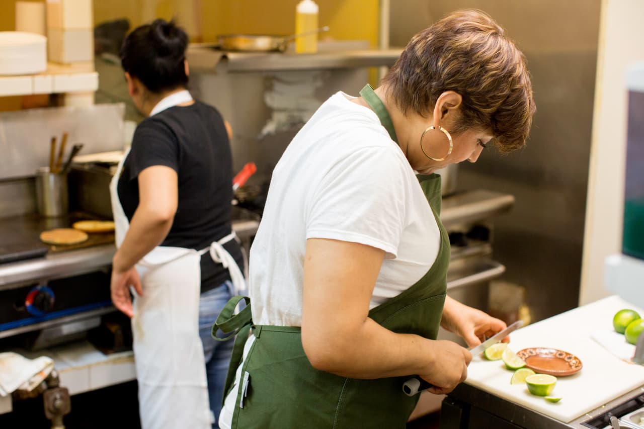 La chef originaria del Estado de México cuida casi obsesivamente que todos los detalles de su cocina y su restaurante hagan sentir a sus comensales en un pequeño rincón de México.