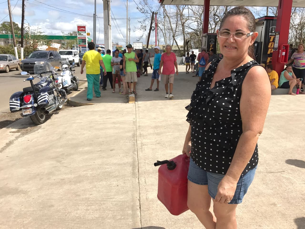 Lisette vive cerca de la gasolinera y pasó más de dos veces en la mañana para conseguir gasolina. Le dijeron que es la única en la que habrá combustible.