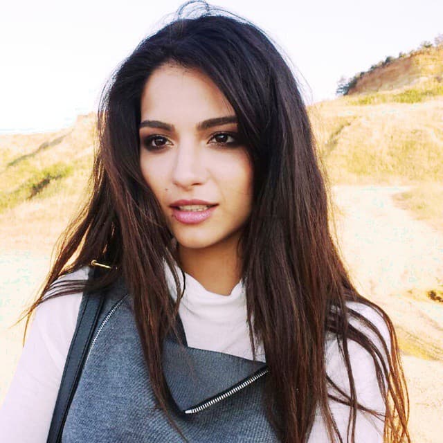 Tras coronarse como Miss Turquía comenzó a recibir ofertas de trabajo de diversas casas productoras.