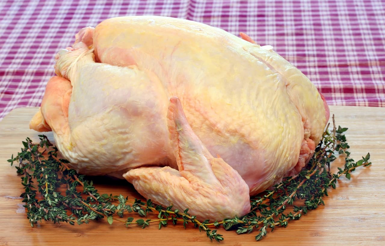 Ingredientes: 1 pavo orgánico de aproximadamente 12 libras, una libra de mantequilla de trufa negra, ajos confitados, sal y pimienta. Recuerda sacar el pavo del refrigerador una hora antes de comenzar a rostizarlo, y también de precalentar el horno, a unos 500 F.
