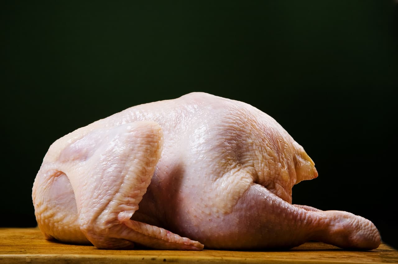 Preparación: Sazona la cavidad con sal y pimienta. Luego usa tus dedos para despegar la piel del pecho y los muslos del pavo con cuidado, evitando rasgarla. Unta la mantequilla de trufa negra por debajo de la piel hasta que hayas cubierto toda la superficie.