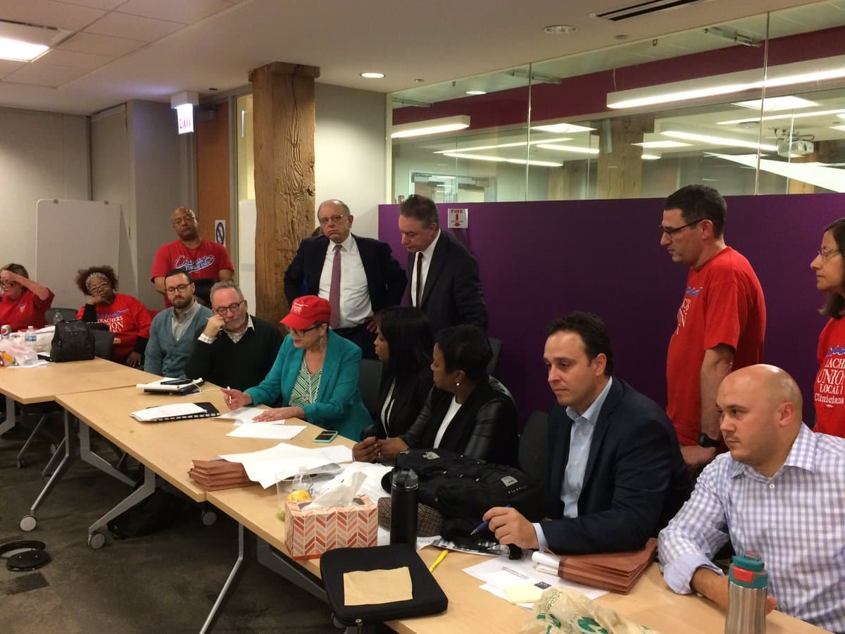 Acuerdo tentativo evita la huelga de 28,000 maestros en Chicago 